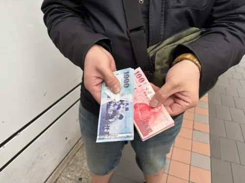 直擊／今起換新鈔！台銀民眾排隊2小時　行員吐最雷行為：心很累
