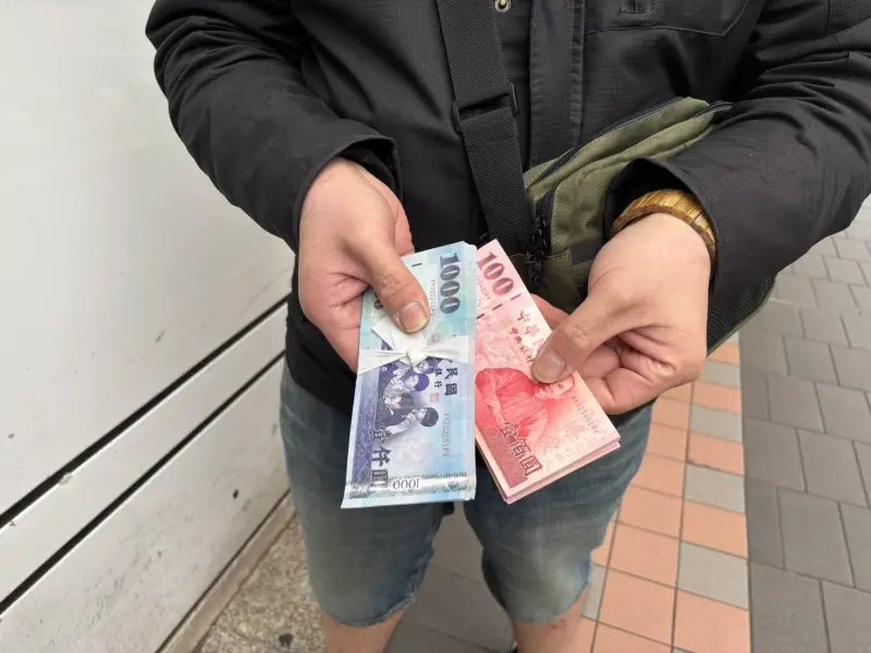 ▲2026年換新鈔今起至2月13日，開放首日不少民眾早起排隊，《NOWNEWS今日新聞》記者直擊台灣銀行人龍超長，至少要等2小時才換到。（圖／記者張志浩攝）