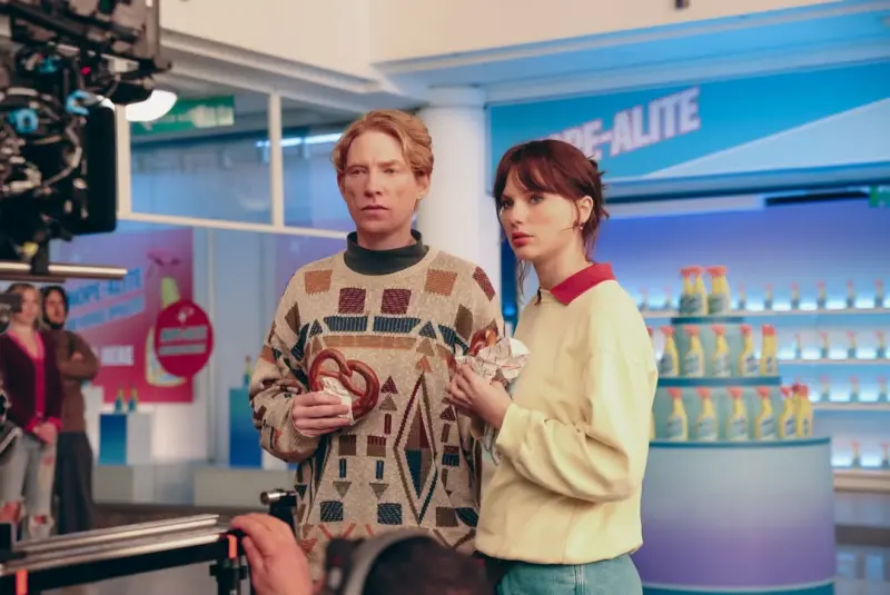 ▲多姆納爾格里森（左）去年在節目上說想演泰勒絲（右）的MV，她馬上寫出劇本，並邀請多姆納爾擔任〈Opalite〉MV主演，整體形象風格像是美劇《怪奇物語》裡的色調。（圖／翻攝自泰勒絲IG＠Taylor Swift）