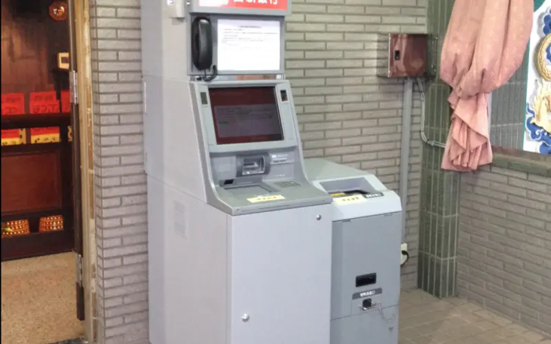 ▲位於新北市的金山財神廟內設置ATM，其具有「零錢存款」功能。（圖／翻攝畫面）