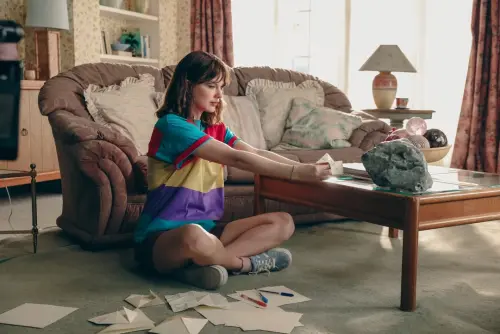 ▲流行天后泰勒絲（如圖）於台灣時間昨（8）日晚間正式釋出全新單曲〈Opalite〉MV，復古80、90年代的商場場景與霓虹美學，被大批粉絲熱議神似Netflix神劇《怪奇物語》場景。（圖／翻攝自泰勒絲IG＠Taylor Swift）