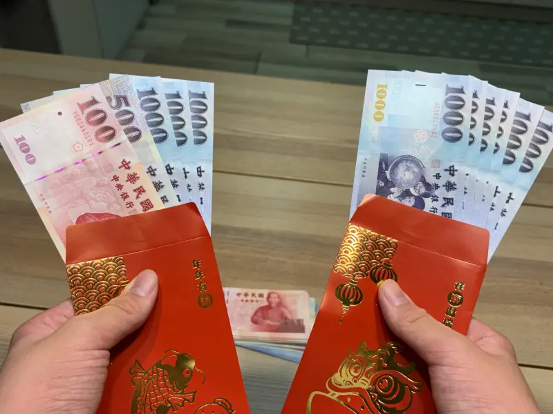 ▲農曆春節將至，紅包該包多少金額再度成為大眾焦點，許多上班族也深怕自己的紅包會被親友嫌棄。（圖／記者徐銘穗攝）