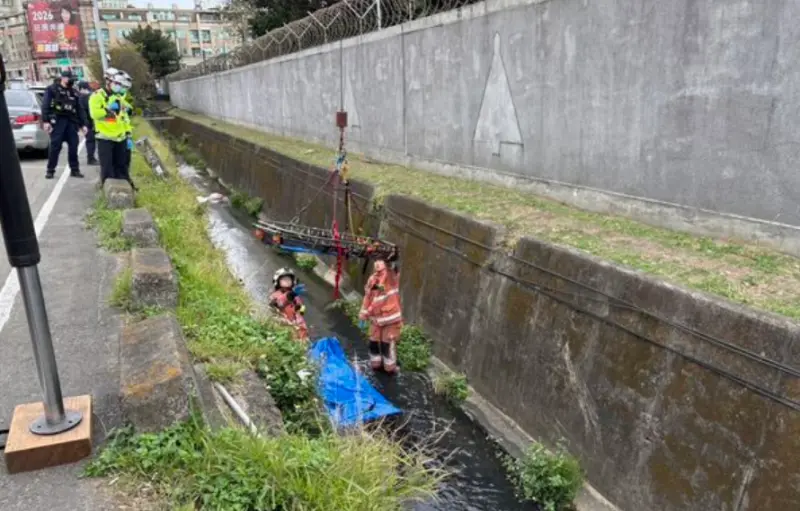 ▲空軍基地旁驚見一死屍趴臥大水溝中。（圖／翻攝畫面）
