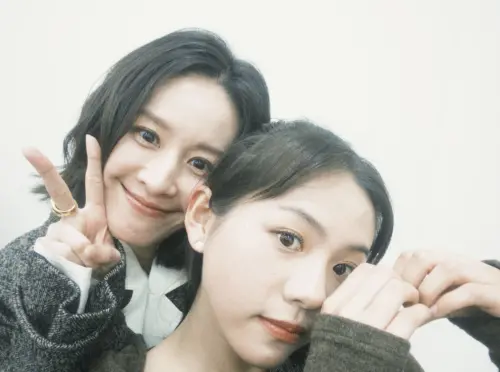 ▲《陽光女子合唱團》曾愷玹（左）扮演羅晨恩（右）的養母，凍齡美貌迷倒觀眾，被封「國民媽媽」。（圖／壹壹喜喜提供）