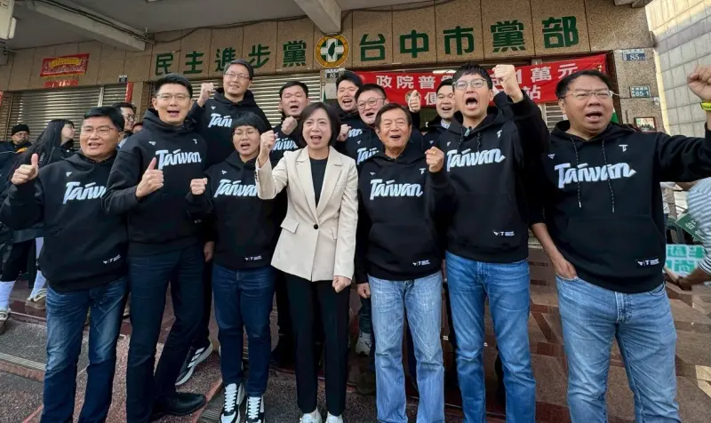 ▲台中市新潮流13人穿著TEAM TAIWAN的棒球帽T，完成聯合登記。（圖／台中市議員擬參選人詹智翔提供，2026.02.09）