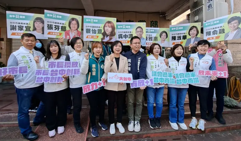    ▲何欣純趕往民進黨台中市黨部，與英系成員一起呼口號。（圖／台中市議員張芬郁提供，2026.02.09）  