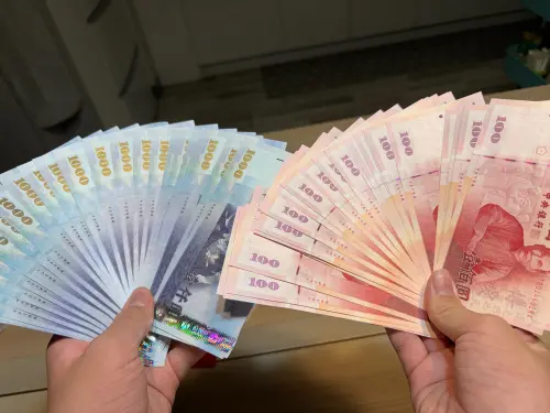 換新鈔實測／第一銀行只等5分鐘就換到！阿伯一口氣換100張百元鈔
