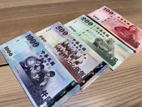 ▲今（9）日起開始換新鈔，許多民眾都打算在過年前準備好全新鈔票放進紅包給親友。（圖／記者徐銘穗攝）