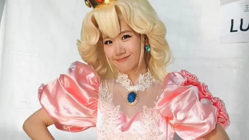 ▲Lulu（如圖）主持醫療集團尾牙，收到終身免掛號費大禮，老公陳漢典則是補品龜鹿二仙膠。（圖／Lulu 黃路梓茵臉書）