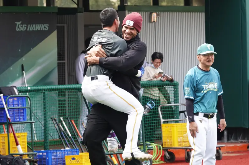 ▲台鋼雄鷹洋砲魔鷹今日抵達球隊訓練基地「皇鷹學院」，大讚設施「Really Good！」，隊友曾子祐更直接跳到魔鷹身上，顯示出2人的好交情。（圖／台鋼雄鷹提供）