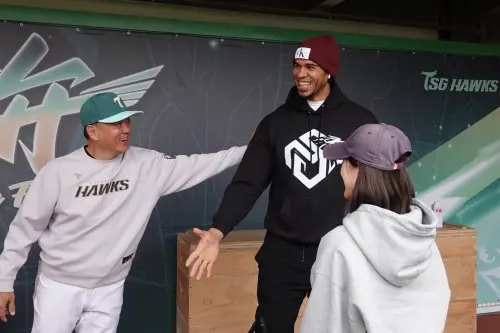 ▲台鋼雄鷹洋砲魔鷹今日抵達訓練基地「皇鷹學院」，看到與總教練洪一中關心近況。（圖／台鋼雄鷹提供）