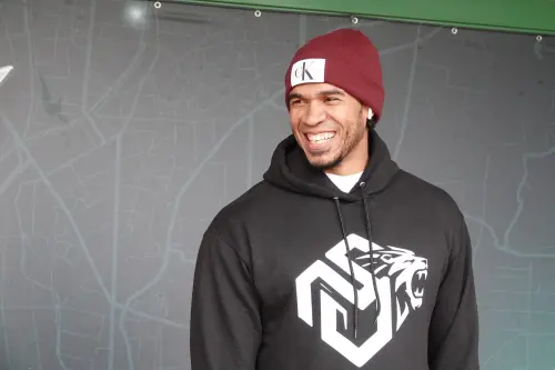 ▲台鋼雄鷹洋砲魔鷹今日抵達訓練基地「皇鷹學院」，見到許久不見教練、隊友，彼此送上熱情擁抱、關心近況。（圖／台鋼雄鷹提供）