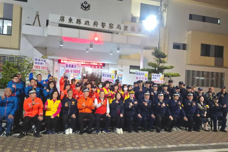 ▲縣長周春米至里港分局慰勞義警、民防、義交及志工等協勤夥伴。（圖／屏東警方提供）