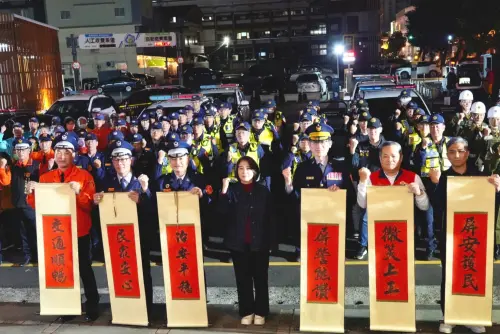 ▲周春米校閱威力掃蕩擴大臨檢暨警力展示。（圖／屏東警方提供）