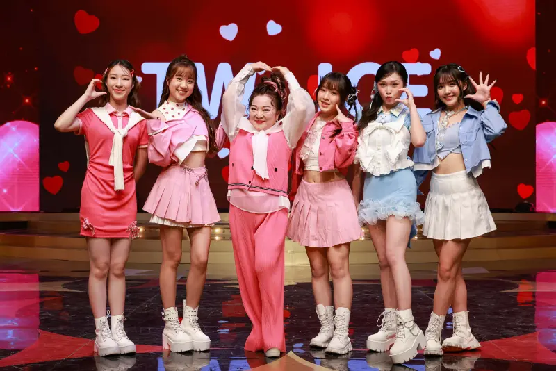 ▲70歲白冰冰（左3）除夕將在2026《民視第一發發發》演出，帶領子弟兵「Give ME Five」一起大跳韓國女團TWICE的〈Like OOH-AHH〉，賣力扭臀讓她直呼「有點不好意思」。（圖／民視提供）