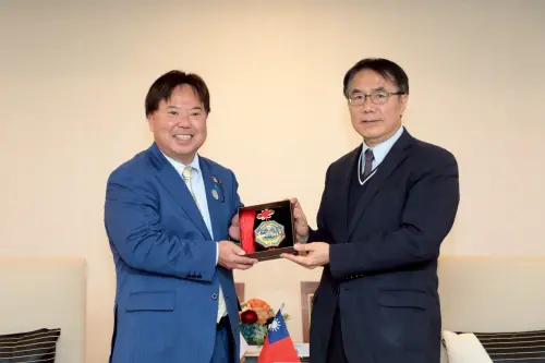 ▲台南市長黃偉哲致贈台南劍獅給鈴木正人會長。（圖／南市府提供）