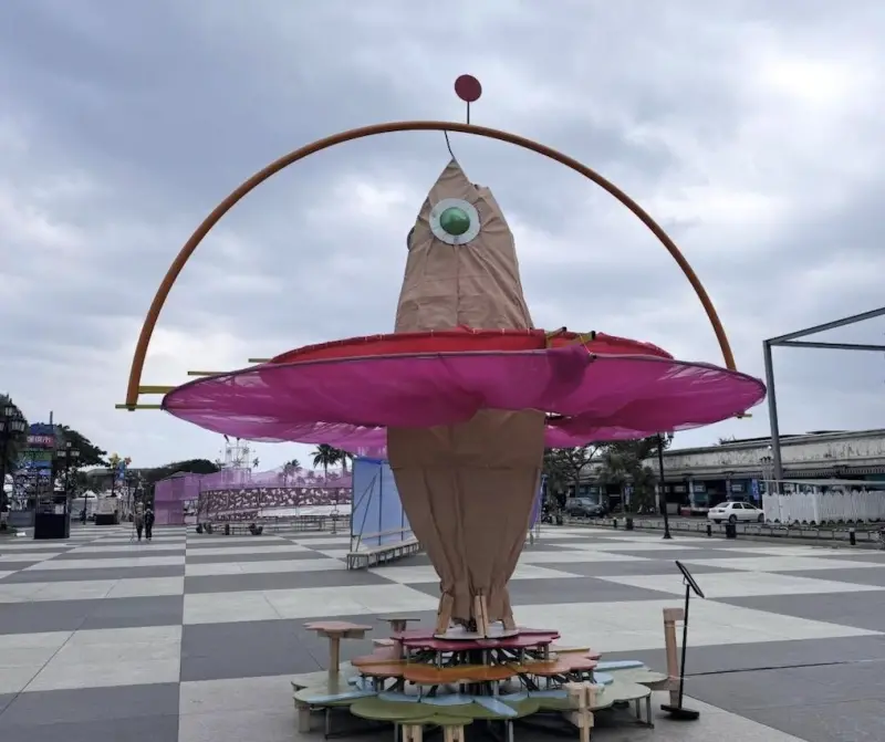 ▲2026花蓮燈會7日開幕，斥資1980萬元，然而燈區品質引起網友批評，主燈之一的「花現」，更是被嘲「像鹹魚」。（圖／取自林智群FB）