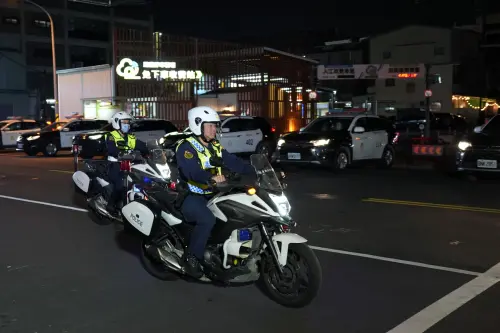 ▲屏東警民力展開威力掃蕩巡邏與臨檢及機動攔查。（圖／屏東警方提供）