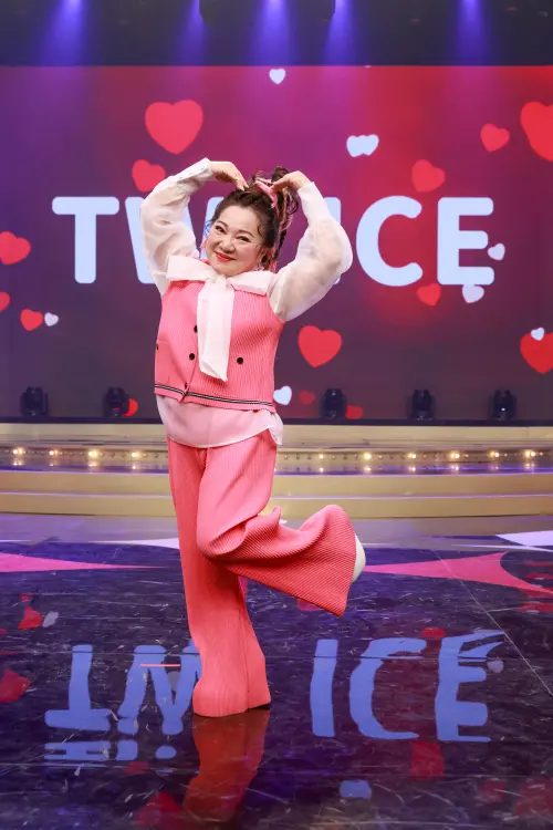 ▲白冰冰向觀眾喊話，「除夕夜可以看我『TW ICE台灣冰』的表演」。（圖／民視提供）