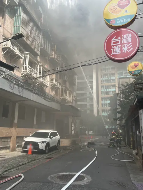 ▲林女抱著愛貓及時逃生求救，而這起意外也造成85歲的蔡姓老翁輕微嗆傷。（圖／翻攝畫面）