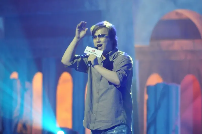 ▲在2008年錠嵂年度大會，金曲歌王蕭煌奇應邀演出，事隔18年，蕭煌奇將於今年四月春季大會再度站上錠嵂舞台，以歌聲創造幸福篇章。（圖/錠嵂保經提供）