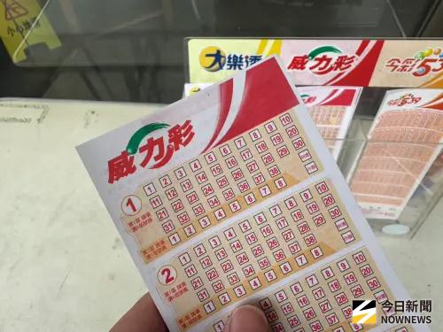 ▲威力彩近期邁入30期連槓，明（18）日頭獎累積金額預估上看 10.5 億元，天價的頭獎也預期彩券行的買氣與人潮跟著持續升溫。（圖／記者潘毅攝）