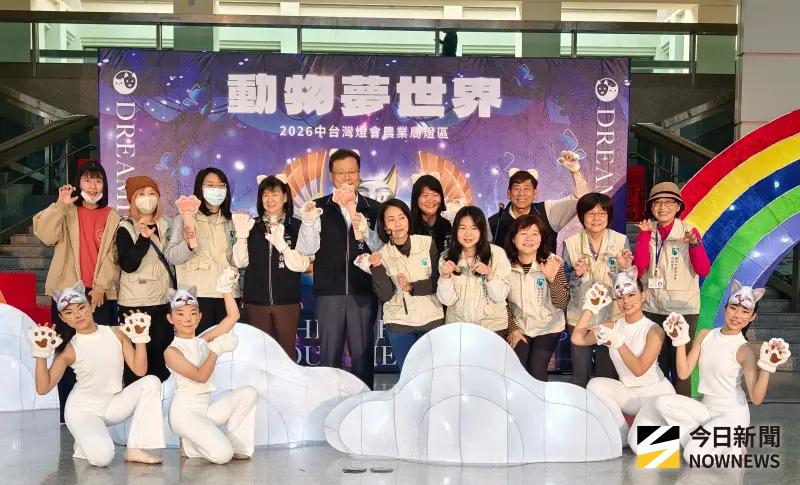 ▲台中農業局長李逸安邀請民眾跟隨主角「喵喵」從神秘通道踏入，展開「動物夢世界」燈區奇幻探訪。（圖／記者金武鳳攝，2026.2.9)