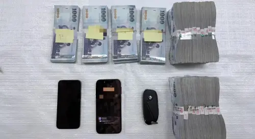 ▲警方查扣被搶走的240萬元現金。（圖／左營警分局提供）