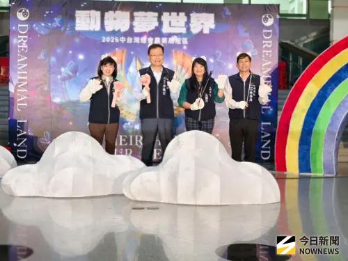 ▲台中農業局長李逸安邀請民眾跟隨主角「喵喵」從神秘通道踏入，展開「動物夢世界」燈區奇幻探訪。（圖／記者金武鳳攝，2026.2.9)