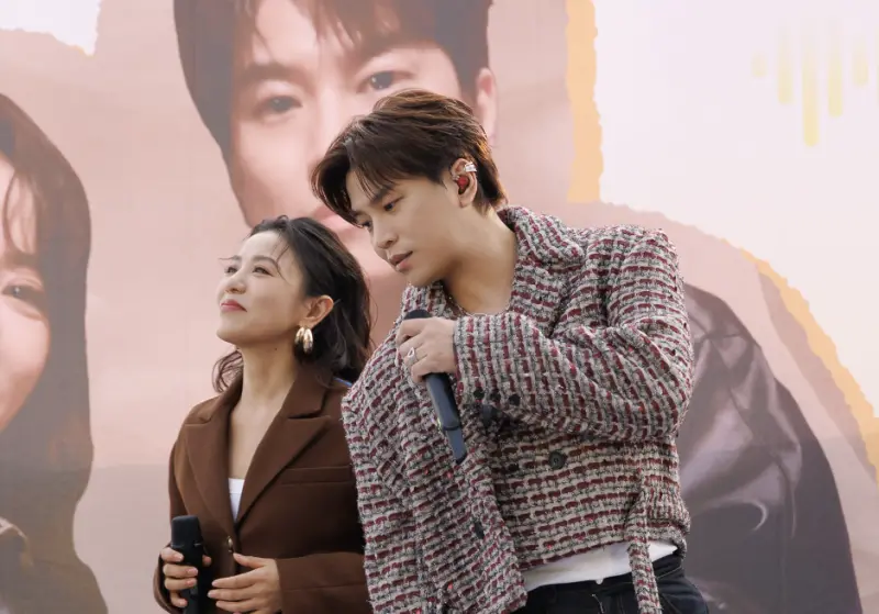 ▲全民情歌天后丁噹（左）攜手Energy成員阿弟（右）舉辦〈可以是朋友〉KTV歌唱大賽，冠軍可獨得10萬元高額獎金，讓阿弟也動心，想和參賽者一起組隊報名拿獎金。（圖／相信音樂提供）