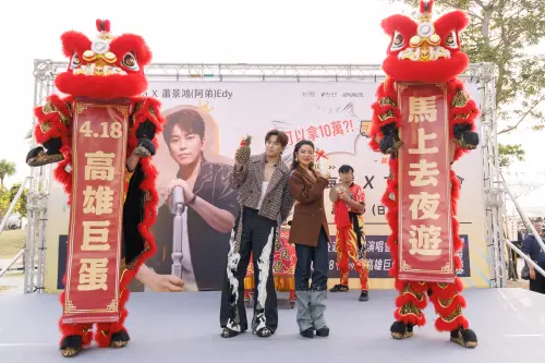 ▲丁噹（右）和阿弟（左）在KTV歌唱比賽現場，演唱歌曲〈可以是朋友〉，同時為現場的參賽者、圍觀的民眾送上新年祝福。（圖／相信音樂提供）