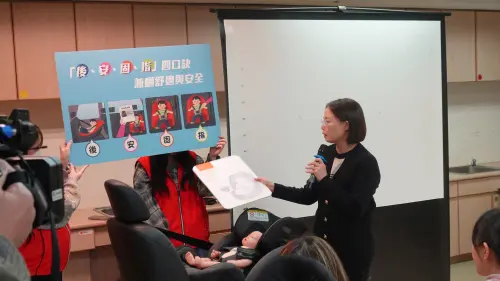▲許雅荏執行長講解正確使用安全座椅的重要性。（圖／靖娟基金會提供）