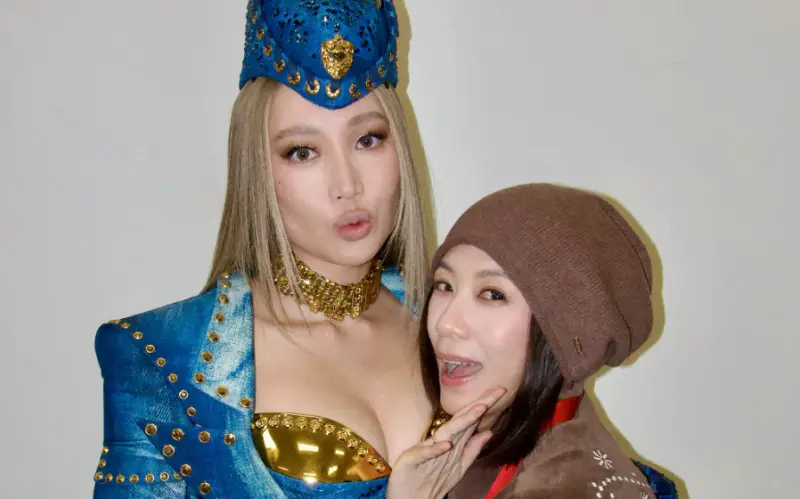 ▲A-Lin（左）明（10）日屆滿出道20週年，昨（8）日晚間在成都演唱會最終場，賈靜雯（右）現身在觀眾席，萬名粉絲見證雙后合體的名場面。（圖／众悅娛樂提供）