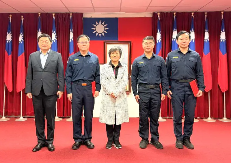 ▲內政部部長劉世芳(中)到高雄港務警察總隊訪視，並致贈獎勵金，以慰勞春節期間堅守崗位及辛勞付出的警察同仁，由高雄港務警察總隊總隊長廖國政(左2)代表受贈。(圖／高雄港務警察總隊提供)