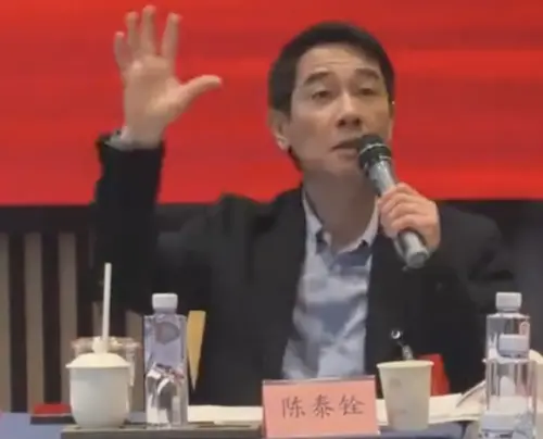 ▲陳小春以惠州政協委員的身分開會，座位上的名牌「陳泰銓」卻引起外界注意，更讓網友熱烈討論。（圖／摘自微博）