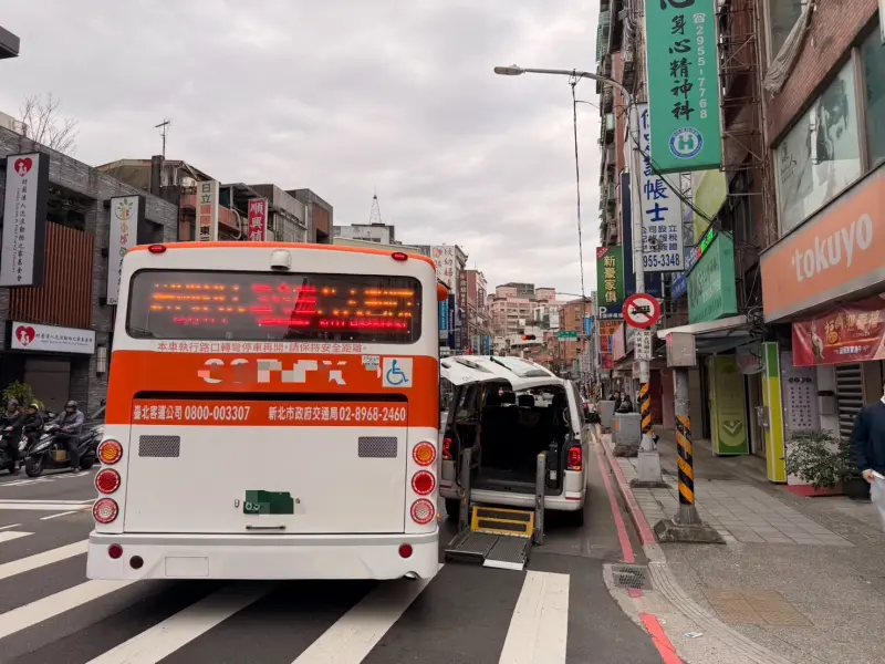 ▲板橋公車轉彎撞到違規臨停的長照車，導致車窗爆裂，車門毀損。（圖／翻攝畫面）