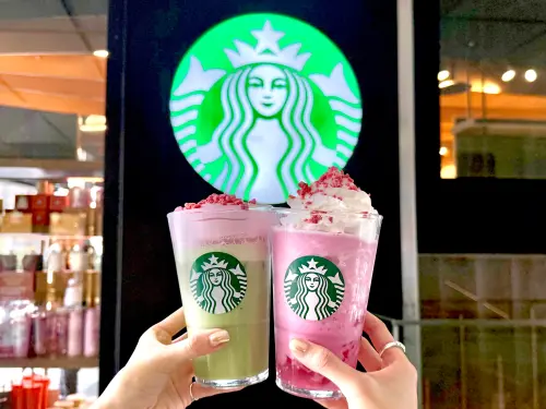 ▲星巴克新品左起：「草莓風味抹茶那堤」中杯160元、 大杯175元、特大杯190元，「粉紅草莓星冰樂」中杯170元、大杯190元、特大杯210元。（圖／記者蕭涵云攝）