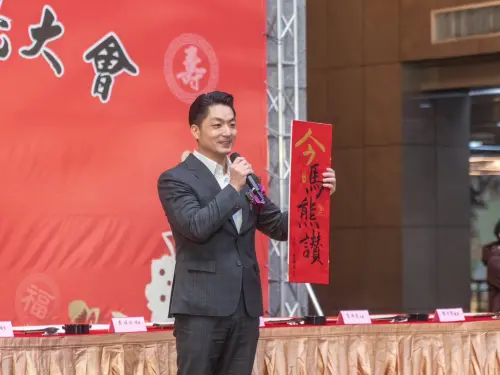 馬年春聯／台灣人不放棄諧音梗！今馬熊讚、馬吉來創意一次看
