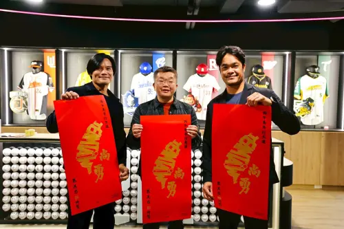 ▲中華職棒會長蔡其昌（中）自費印製金色「Team Taiwan 尚勇」春聯，掀起一波搶領潮。（圖／翻攝自蔡其昌臉書）