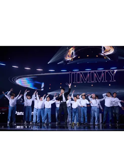 ▲林志穎邀請來自全校僅約40名學生的桃園笨港國小合唱團員同台，18位孩子穿著純白上衣，純淨清澈的嗓音與林志穎溫潤的歌聲交織。（圖／林志穎 Jimmy Lin臉書）