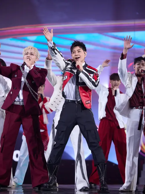 ▲林志穎率領FEniX、U:NUS及F.F.O三組人氣男團驚喜合體，帶來表演的最後壓軸高潮，將神曲〈不是每個戀曲都有美好回憶〉重新編曲共同演繹。（圖／林志穎 Jimmy Lin臉書）