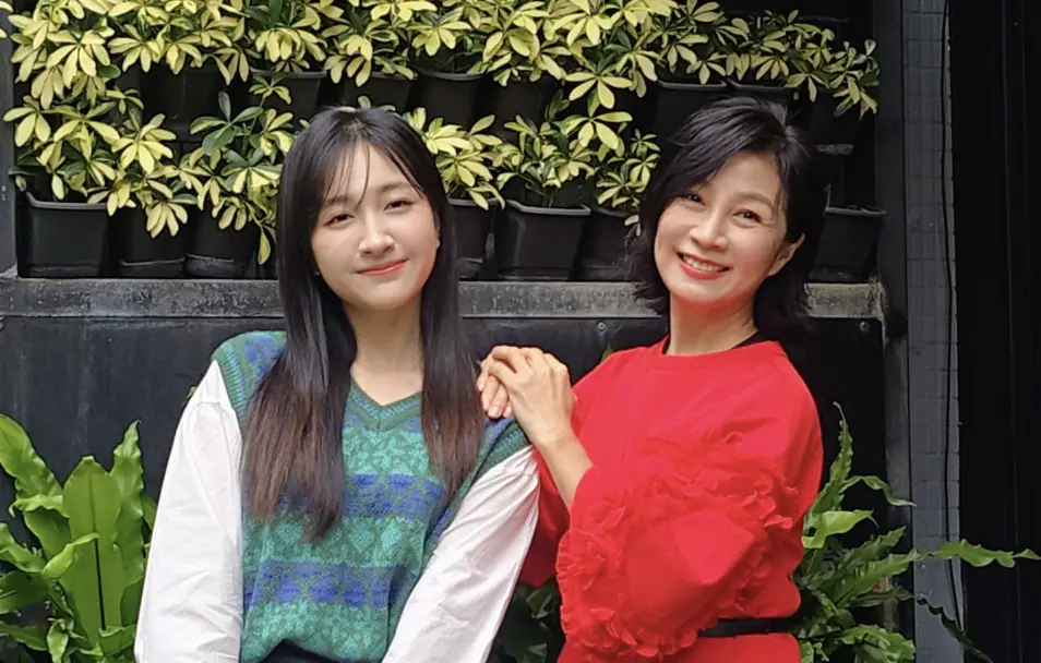 ▲方文琳（右）和女兒于齊薇舉辦單車環島分享記者會，聊起「飛鷹三姝」，方文琳說今年是她們出道40週年，希望能合體開唱。（圖／翻攝自方文琳臉書）