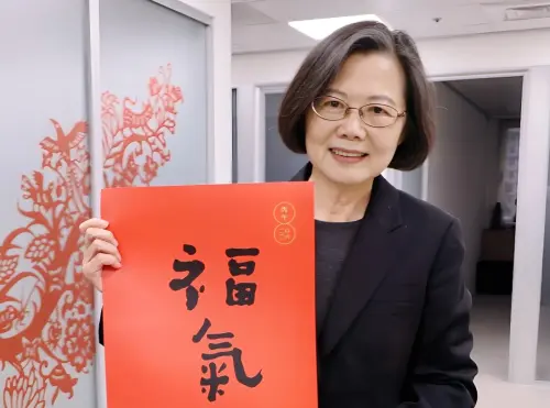 馬年春聯／攜手「書法詩人」何景窗！看蔡英文如何搶攻年輕人心
