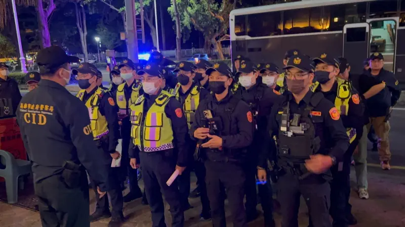 ▲加強重要節日安全維護工作首夜，高雄市政府警察局動員17個分局與外勤大隊、少年隊共520名警力加入全市擴大臨檢及路檢勤務。（圖／高市警局提供）