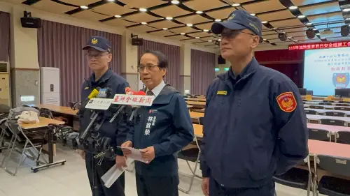 ▲ 副市長林欽榮在局長趙瑞華陪同下也特別前往苓雅分局，為警察弟兄加油打氣，展現決心，全面防止街頭暴力鬥毆情事發生，淨化農曆春節前社會治安環境，讓市民平安快樂過好年。（圖／高市警局提供）