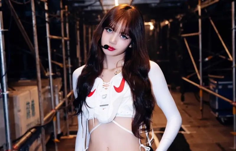 ▲Lisa要拍愛情片了，Netflix在6日宣布Lisa將主演致敬《新娘百分百》的新電影，還開心喊：「Lalisa浪漫時代」。（圖／Lisa IG@lalalalisa_m）