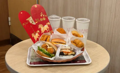 ▲摩斯過年開吃柚香明太子海洋珍珠堡／海老雙蝦堡優惠套餐還送蒟蒻。（圖／摩斯漢堡mos.com.tw）