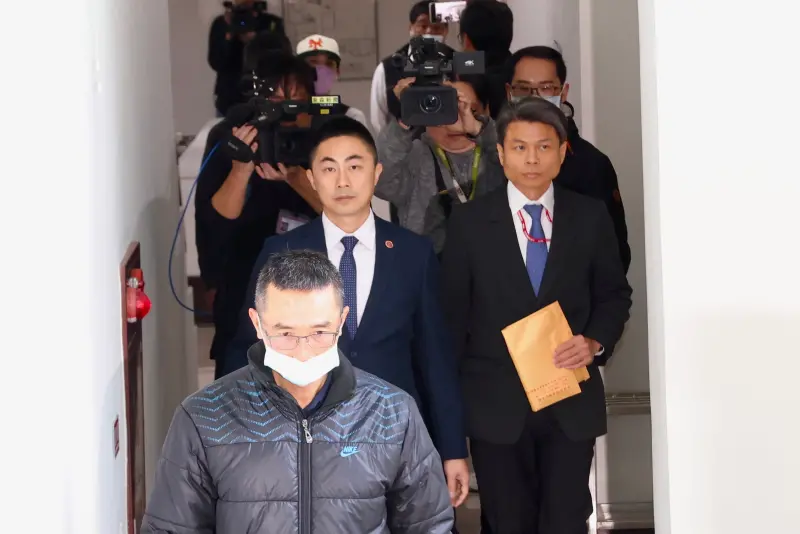 ▲檢調今天上午現身高金素梅國會辦公室進行搜索。圖為北檢主任檢察官曾揚嶺（左別胸章者）、調查局國安站主任楊任之（右拿紙袋者）。（圖／讀者提供）