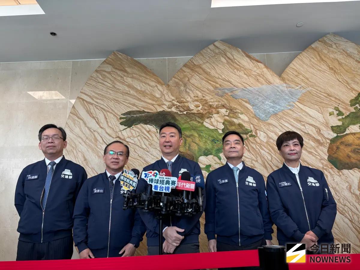 ▲交通部次長林國顯、交通部次長陳彥伯、交通部長陳世凱、交通部市長伍勝園、交通部主任秘書沈慧虹。（圖／記者李青縈攝）