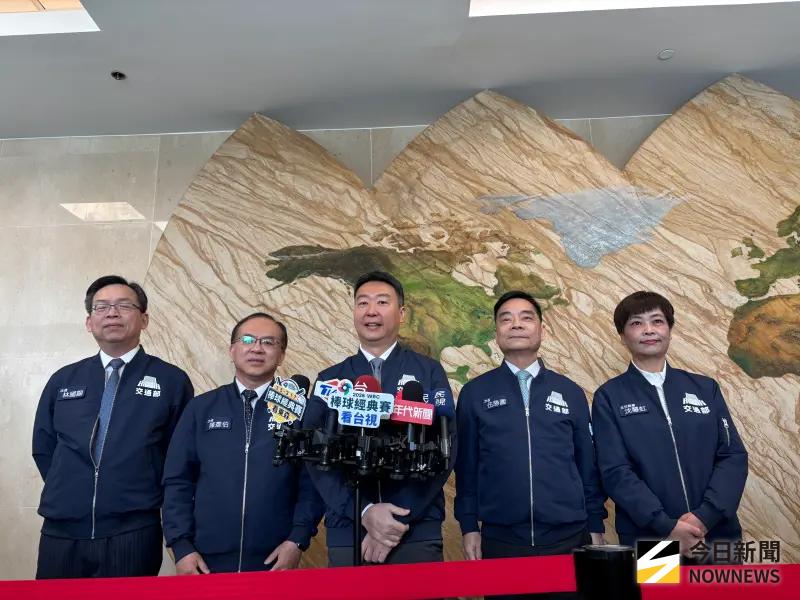 ▲交通部次長林國顯、交通部次長陳彥伯、交通部長陳世凱、交通部市長伍勝園、交通部主任秘書沈慧虹。（圖／記者李青縈攝）